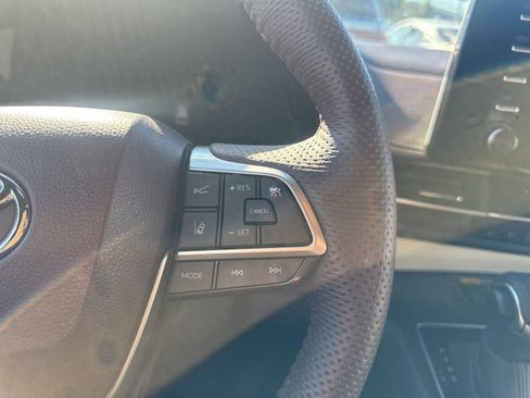 Used 2024 Toyota Sienna Platinum image 11