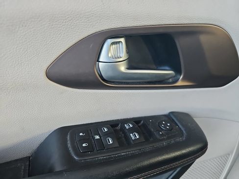 Used 2017 Chrysler Pacifica Touring-L w/ Tire & Wheel Group FWD image 5