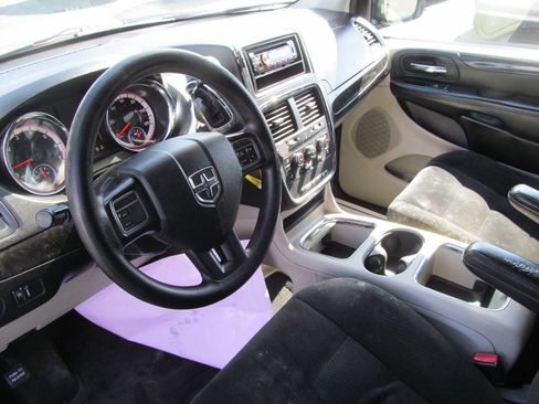 Used 2014 Dodge Grand Caravan SXT image 9