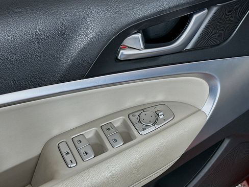 Used 2022 Genesis G70 2.0T image 15