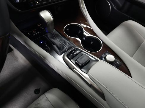 Used 2018 Lexus RX 450h AWD image 33