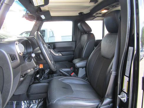Used 2017 Jeep Wrangler Unlimited Sahara AWD/4WD image 8