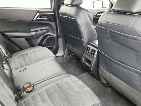 Used 2024 Mitsubishi Outlander FWD image 36