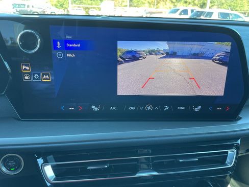 Certified 2025 Chevrolet Traverse LT image 24