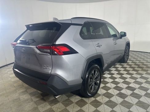 Used 2022 Toyota RAV4 XLE Premium AWD/4WD image 4