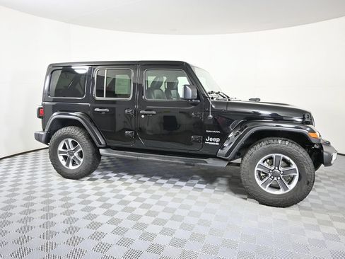 Used 2022 Jeep Wrangler Unlimited Sahara w/ Cold Weather Group AWD/4WD image 8