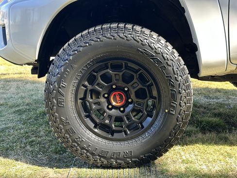 Used 2015 Toyota Tacoma w/ SR5 Package image 14