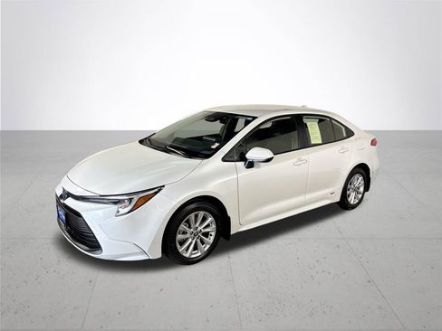 Used 2024 Toyota Corolla LE w/ LE Convenience Package AWD/4WD image 2