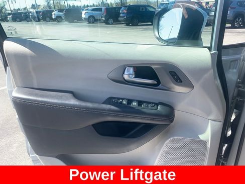 Used 2023 Chrysler Pacifica Touring-L FWD image 17