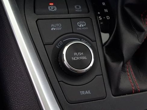 Used 2021 Toyota RAV4 SE w/ Weather & Moonroof Package image 20