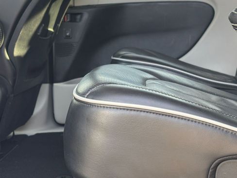 Used 2023 Chrysler Pacifica Limited image 29