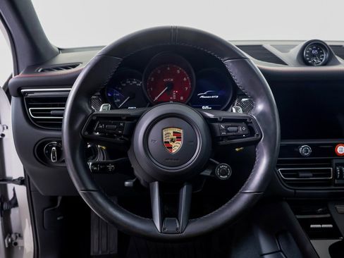 Certified 2025 Porsche Macan GTS image 9