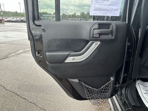 Used 2016 Jeep Wrangler Unlimited Rubicon AWD/4WD image 13