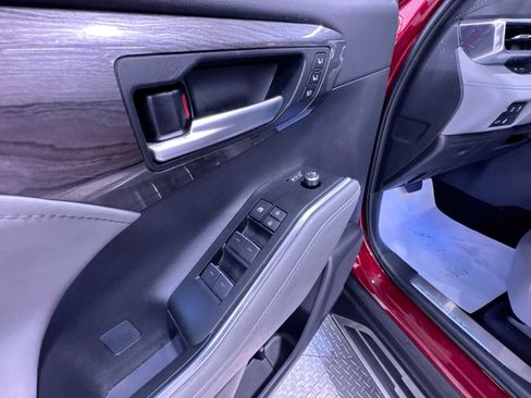 Used 2025 Toyota Highlander Platinum AWD/4WD image 12