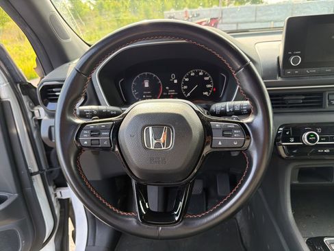 Used 2023 Honda Pilot Sport image 13
