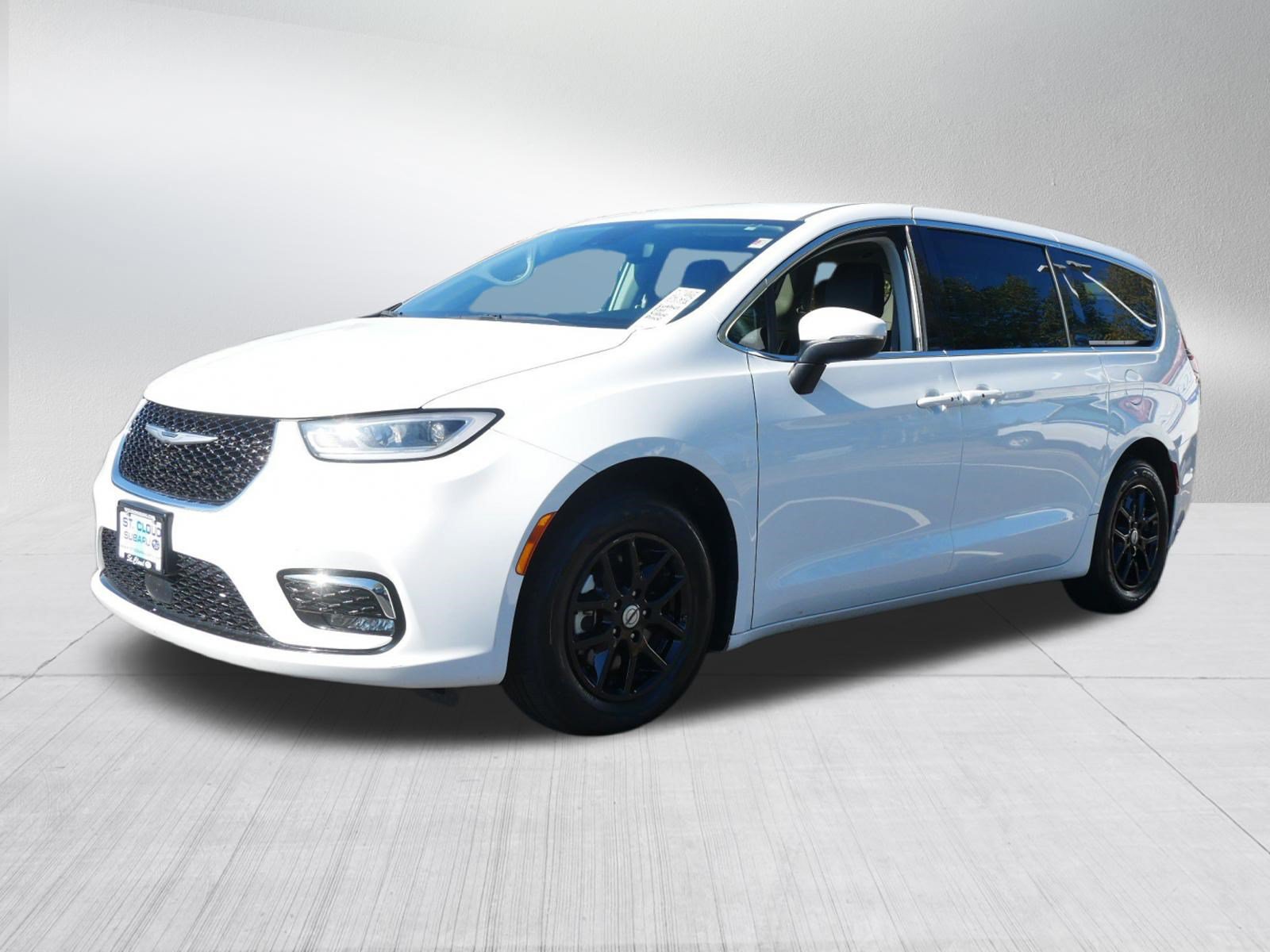 Used 2023 Chrysler Pacifica Touring-L FWD image 3