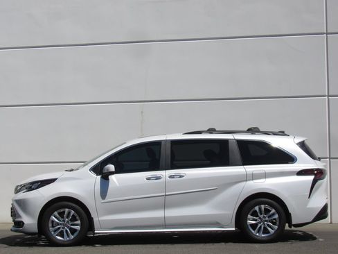 Certified 2025 Toyota Sienna XLE w/ XLE Plus Package AWD/4WD image 4