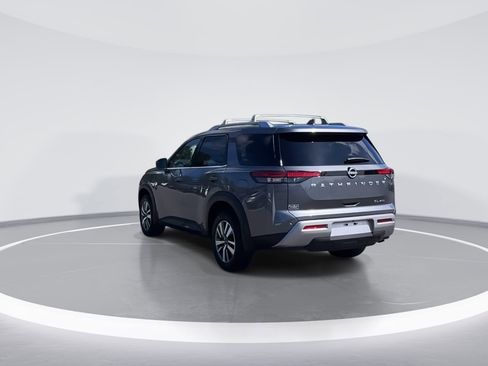 Used 2024 Nissan Pathfinder SL image 5