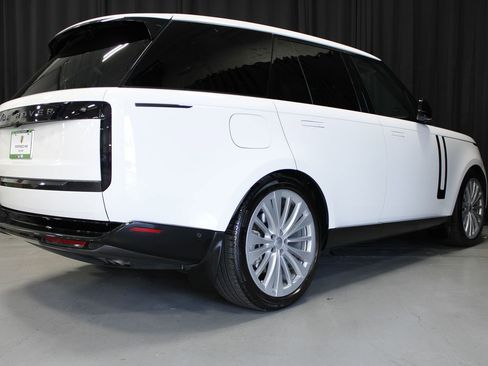 Used 2025 Land Rover Range Rover SE AWD/4WD image 3