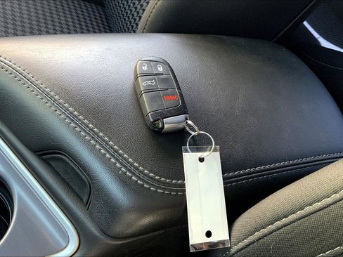 Used 2019 Dodge Challenger SXT image 9