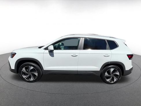 Used 2026 Volkswagen Taos SE AWD/4WD image 7
