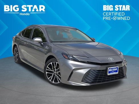 Used 2025 Toyota Camry XLE image 1