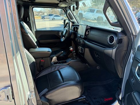 Used 2018 Jeep Wrangler Unlimited Sahara image 8