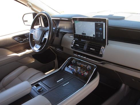 Used 2023 Lincoln Navigator Reserve AWD/4WD image 9