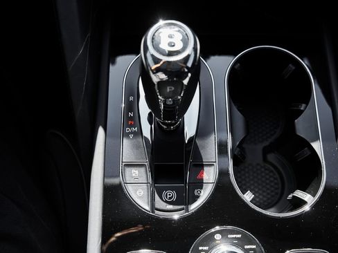 Used 2025 Bentley Bentayga AWD/4WD image 68