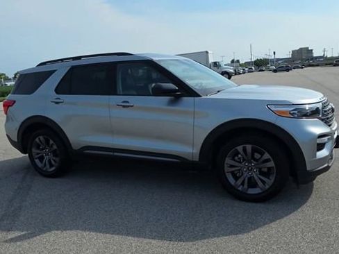 Used 2024 Ford Explorer XLT w/ Equipment Group 202A RWD image 9