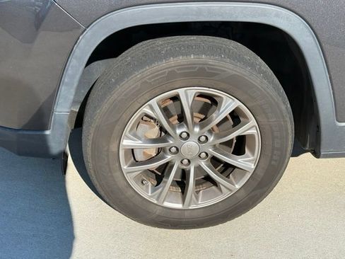 Used 2019 Jeep Cherokee Latitude Plus w/ Cold Weather Group AWD/4WD image 5