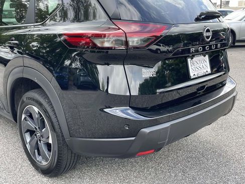 Used 2025 Nissan Rogue SV FWD image 12