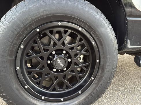 Used 2011 Ford F150 XLT w/ XLT Chrome Pkg image 2