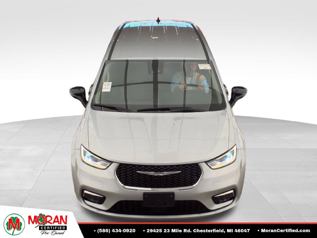 Used 2024 Chrysler Pacifica Touring-L FWD image 2