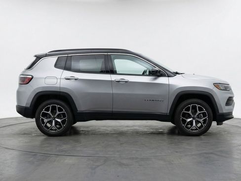 Used 2025 Jeep Compass Limited image 9
