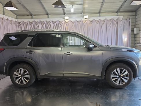 Used 2025 Nissan Pathfinder SL FWD image 9