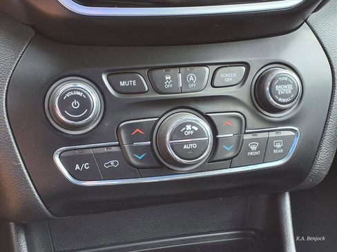 Used 2019 Jeep Cherokee Limited AWD/4WD image 11