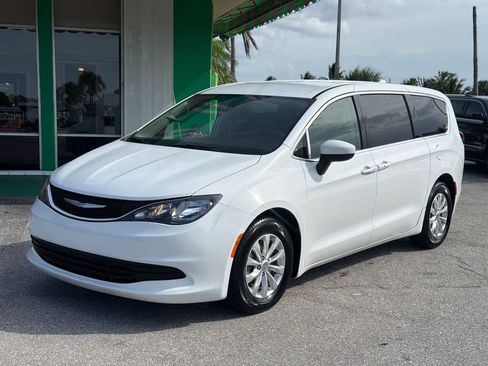 Used 2017 Chrysler Pacifica Touring w/ Tire & Wheel Group FWD image 1