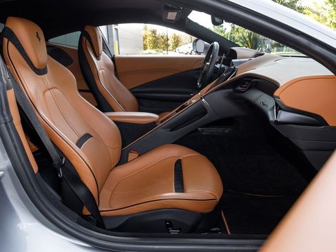 Used 2022 Ferrari Roma RWD image 14
