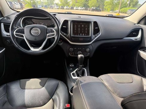 Used 2018 Jeep Cherokee Latitude Plus w/ Cold Weather Group AWD/4WD image 3