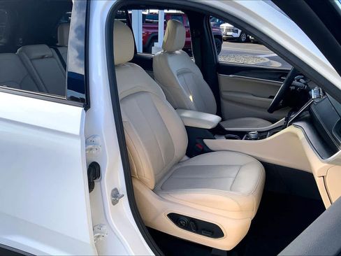 Used 2025 Jeep Grand Cherokee Limited w/ Luxury Tech Group II image 9