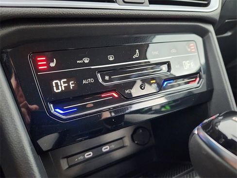 New 2025 Volkswagen Taos SE image 14