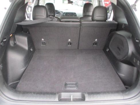 Used 2019 Jeep Cherokee Limited image 29