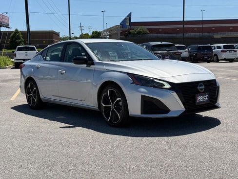 Used 2024 Nissan Altima 2.5 SR FWD image 8
