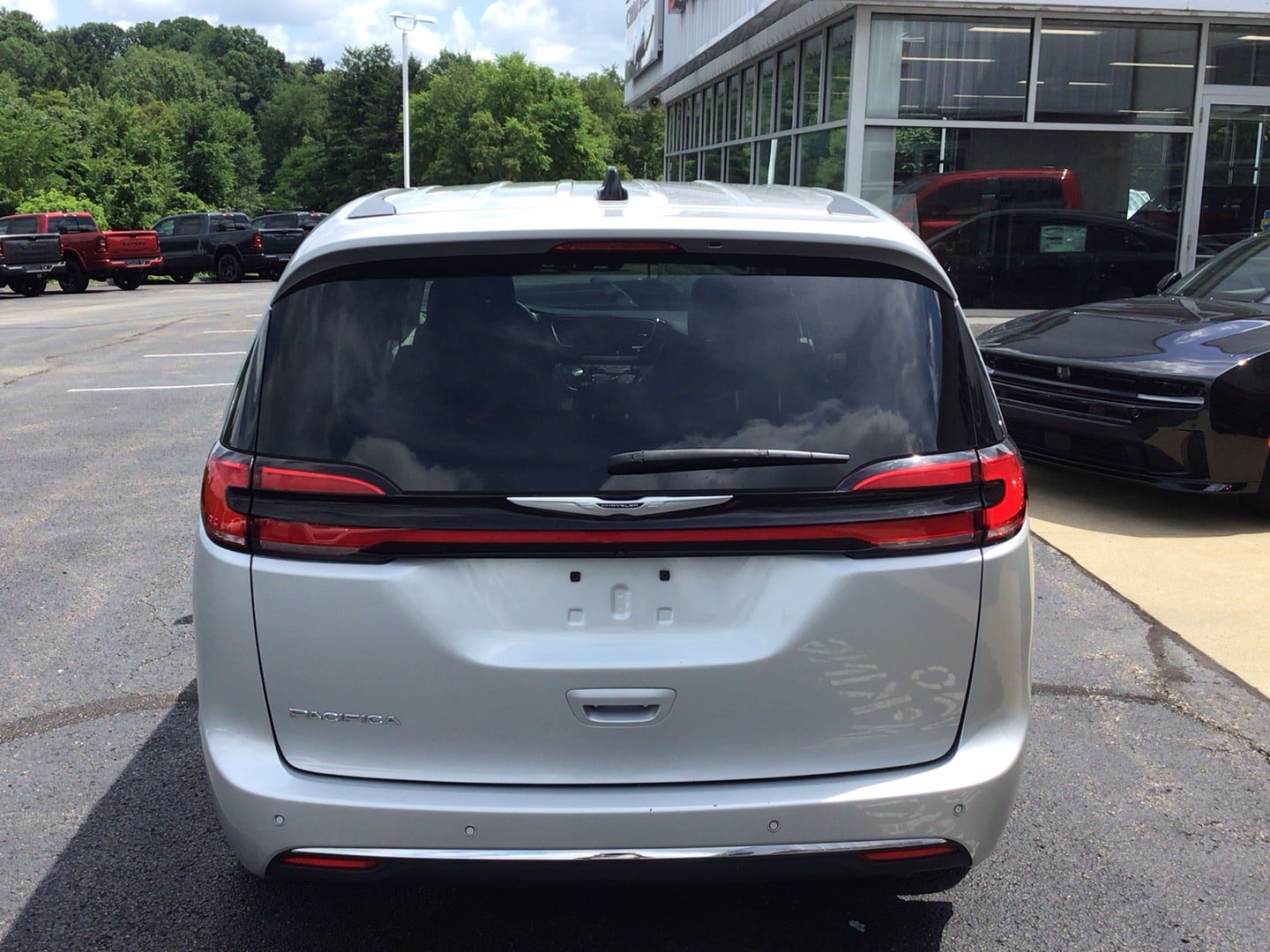 Certified 2024 Chrysler Pacifica Touring-L FWD image 4