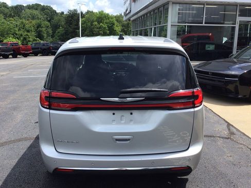Certified 2024 Chrysler Pacifica Touring-L FWD image 4