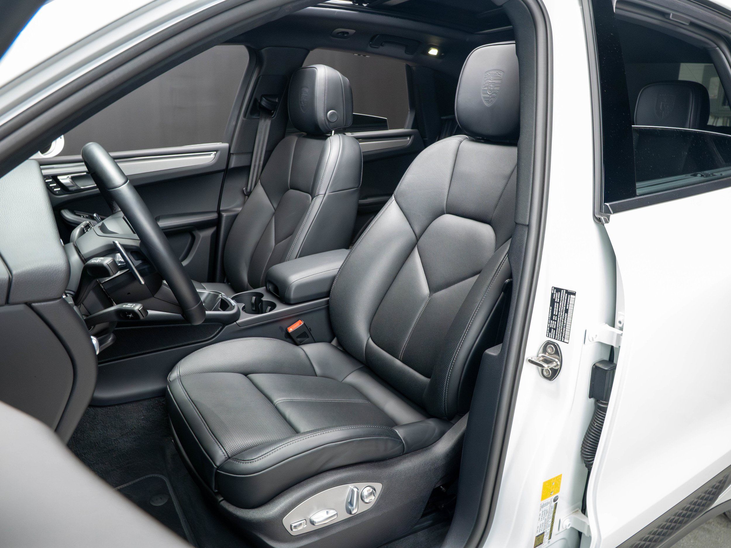 Certified 2026 Porsche Macan AWD/4WD image 5