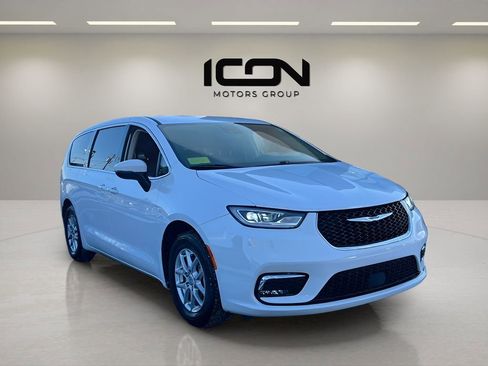 Used 2023 Chrysler Pacifica Touring-L image 7