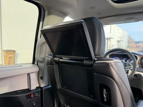 Used 2024 Chrysler Pacifica Limited w/ Uconnect Theater Family Group image 13