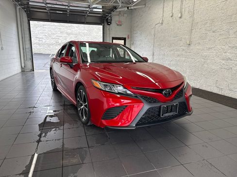 Certified 2019 Toyota Camry SE w/ Convenience Package FWD image 2